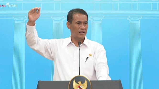 68e789a2211d1-mentan-amran-usai-ratas-di-istana-negara_665_374.jpg