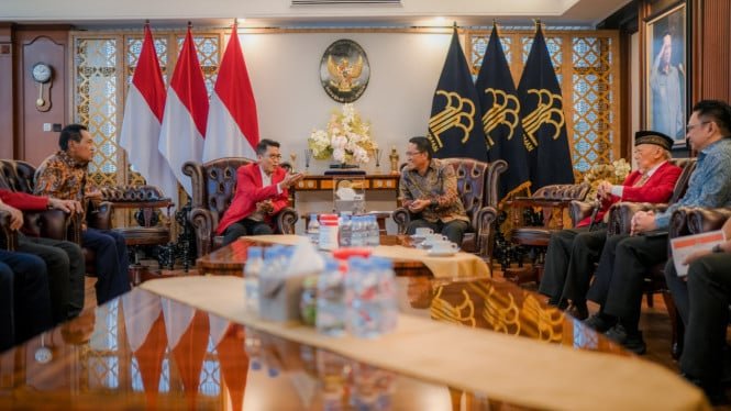 68f0551888623-pertemuan-ketua-umum-soksi-dengan-menkum-supratman_665_374.jpg