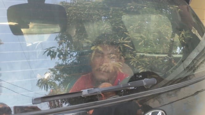 68f529f451887-pria-di-tegal-diduga-hendak-mencuri-terjebak-dalam-mobil-warga_665_374.jpg