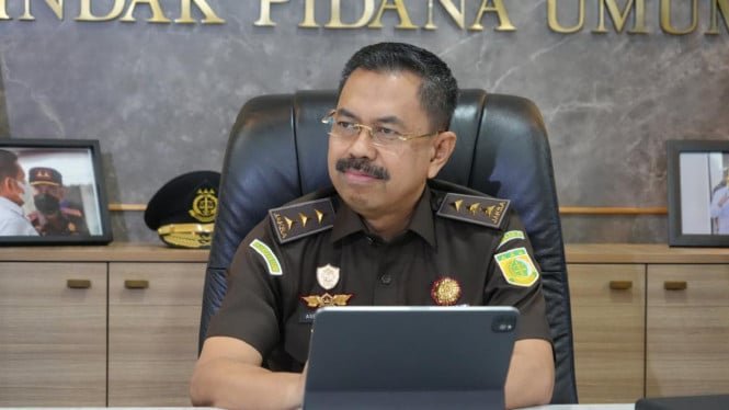 68f7b36ece8d4-plt-wakil-jaksa-agung-prof-asep-nana-mulyana_665_374.jpeg