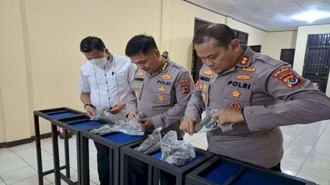 68f7b53c75614-pejabat-polda-ntt-memeriksa-pistol-yang-sempat-hilang-ditemukan-di-bali_665_374.jpg