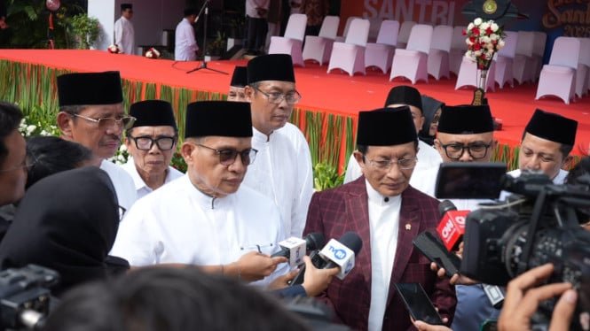 68f85b8994fa5-menag-nasaruddin-umar-dan-wamenag-romo-syafii-di-peringatan-hari-santri_665_374.jpeg