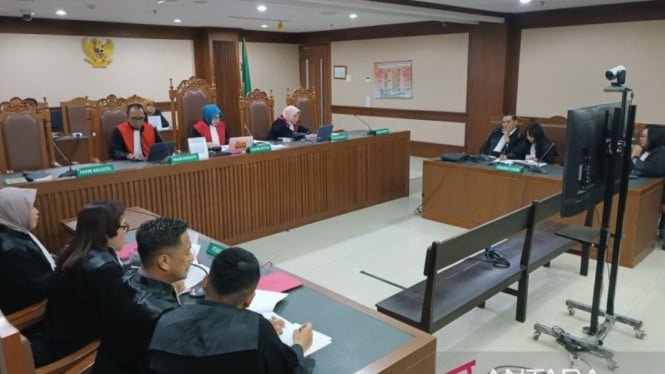 68f9bbb81b16e-sidang-pembacaan-dakwaan-kasus-peredaran-narkoba-ammar-zoni_665_374.jpg
