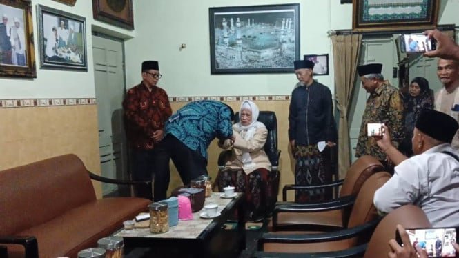 68fa631dbba67-pemilik-ct-corps-chairul-tanjung-sowan-ke-ponpes-lirboyo_665_374.jpg