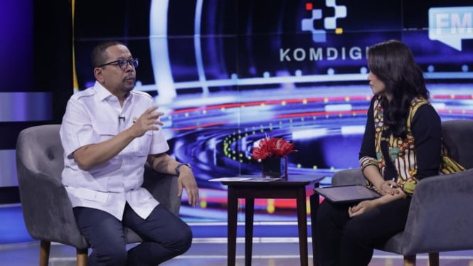 68fb7bd654e82-kepala-staf-kepresidenan-muhammad-qodari-kiri_665_374.jpeg