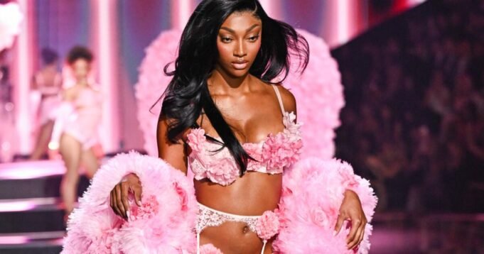 urlhttps3A2F2Fcalifornia-times-brightspot.s3.amazonaws.com2F442Fbc2Fdbde54d941feae3367f7a2c67aa82F2025-victorias-secret-fashion-show-show-19801.jpg