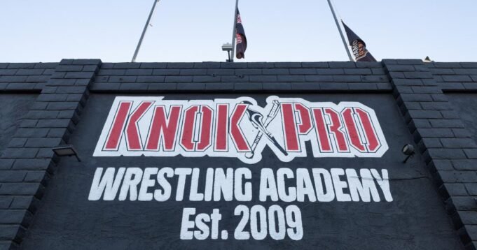 urlhttps3A2F2Fcalifornia-times-brightspot.s3.amazonaws.com2F9c2F5f2F866b4d6940f888db101623e9d8692F1520517-me-prowrestler-beating-02-mjc.jpg