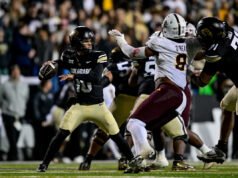 Deion Sanders dice que el mariscal de campo Julian Lewis no será titular en el último partido de la temporada regular de Colorado para preservar la camiseta roja