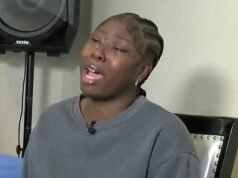 Una niña de 10 años comparece ante el tribunal, acusada de violación e intento de asesinato de un niño de 5 años, ante la mirada impasible de sus familiares.