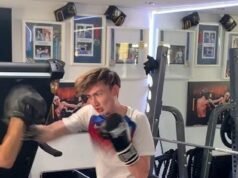 El boxeador que pasó años peleando con los nudillos desnudos es objeto de burlas de extraños después de que sus heridas desarrollaron una cabeza cuadrada.