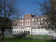 La policía armada invade la Universidad de Reading después de que un estudiante resultara herido en un ataque, mientras los agentes arrestan a una persona en conexión