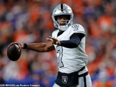 El mariscal de campo de los Raiders, Geno Smith, se lesiona mientras la temporada de Las Vegas alcanza un nuevo mínimo en la terrible pérdida de los Denver Broncos