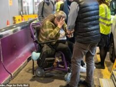 Primera foto de la abuela condenada a muerte, Lindsay Sandiford, de regreso en suelo británico después de regresar de Bali, pero ¿irá a prisión ahora que ha regresado?