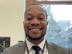 Un legislador de Portland despide a un asistente de alto rango que acogió a una mujer sin hogar para ayudarla y luego la envió de regreso a las calles con un PARAGUAS DE PLAYA