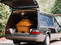 El padre ‘regresa de entre los muertos’ cuando la familia lo nota respirando después de que sus seres queridos se reúnen para su funeral