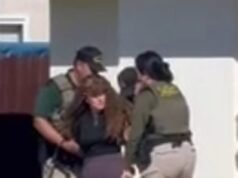 Un enjambre de policías extraña la casa de Melodee Buzzard mientras arrestan a su madre