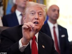 La Casa Blanca de Donald Trump arremete contra las ‘noticias 100% falsas’ de la BBC sobre el escándalo del video manipulado de Panorama, mientras aumenta la presión sobre los líderes empresariales