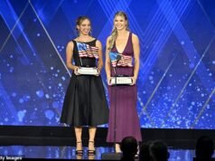 Los atletas de una escuela secundaria de Oregón que se volvieron virales por protestar contra un rival trans reciben un premio por su sorprendente acto de desafío.