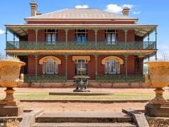 La casa más embrujada de Australia sale al mercado por primera vez en 60 años mientras los aterrorizados huéspedes recuerdan haber sentido «escalofríos» y «energía activa» en la mansión.