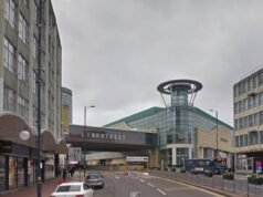 Mujer de unos 30 años lucha por su vida después de ser apuñalada en el cuello en un ataque callejero «no provocado» mientras arrestan a un hombre de unos 20 años