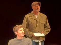 El extraordinario director ejecutivo de Moment Tech, Sam Altman, recibe una citación en el escenario durante un evento en vivo