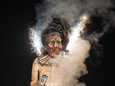 Ahora OTRA efigie masiva del primer ministro Sir Keir Starmer, bajo fuego, es incendiada en el evento nocturno de Guy Fawkes