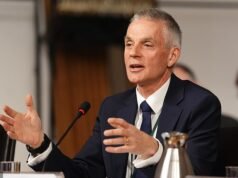 Tim Davie dimite como director general de la BBC tras una disputa por la edición engañosa del discurso de Donald Trump por parte de Panorama: el jefe de noticias de la corporación también abandona la emisora afectada por la crisis