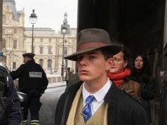 Un ‘detective’ con sombrero de fieltro se pavonea por el Louvre con chaleco después de que finalmente se desenmascara el atraco