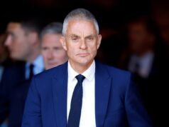 Los jefes de la BBC dimitieron en desgracia después de que la corporación admitiera haber manipulado un vídeo de Donald Trump y fuera acusada de parcialidad sobre la guerra de Gaza y los informes transgénero.