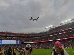Donald Trump realiza un impresionante sobrevuelo en su primera visita de la temporada a la NFL… horas después de enterarse de que quiere un nuevo estadio de 3.700 millones de dólares que lleve su nombre.