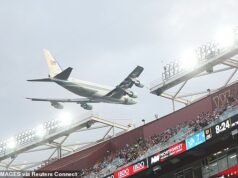 Donald Trump realiza un impresionante sobrevuelo en su primera visita de la temporada a la NFL… horas después de enterarse de que quiere un nuevo estadio de 3.700 millones de dólares que lleve su nombre.