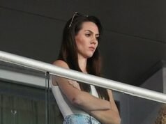 Jordon Hudson parece evitar encontrarse con la hijastra de Bill Belichick en el juego de la UNC después de una excavación en las redes sociales