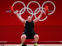 Los Juegos Olímpicos prohibirán a TODOS los atletas transgénero y a las competidoras ‘DSD’ de Imane Khelif de los eventos femeninos después de ‘encontrar evidencia científica de los beneficios de nacer hombre’