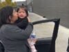 Niña de 1 año hospitalizada después de que agentes de ICE le rociaran con gas pimienta en Chicago