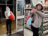 Un ladrón ‘presumido’ levanta el pulgar mientras sale casualmente del supermercado con una bolsa llena de alcohol robado