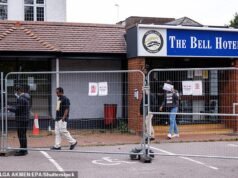 Los solicitantes de asilo pueden seguir alojados en el hotel Bell después de que el ayuntamiento de Epping no impidiera que vivieran allí.