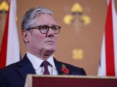 El ‘autodestructivo’ Keir Starmer lucha para detener el complot de ‘Streeting’ para derrocarlo mientras el Número 10 colapsa, temiendo que una redada fiscal presupuestaria pueda provocar una revuelta abierta