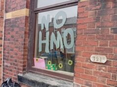 El millonario magnate inmobiliario de 26 años, que administra docenas de fondos de salud en toda Gran Bretaña para víctimas de violencia doméstica, es el objetivo de los vándalos.