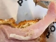 Un cliente de una cafetería hace un descubrimiento MUY desgarrador después de morder un croissant de jamón y queso de su tienda local