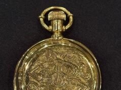 Se espera que el reloj de bolsillo de oro del Titanic recuperado del cuerpo de uno de sus pasajeros más ricos alcance un millón de libras esterlinas, con el reloj detenido a las 2.20 a.m., la hora en que el barco desapareció bajo el agua.