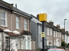 Los residentes frustrados han instalado una cámara de velocidad falsa para lidiar con los conductores que exceden la velocidad en sus calles, solo para que los funcionarios del ayuntamiento la retiren tan pronto como comience a funcionar.