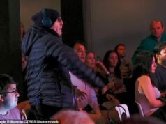 El tío de Luis Rubiales rompe el silencio arrojándole huevos a su deshonrado ex sobrino del ex jefe del fútbol español en el acto de presentación del libro, como una broma relativa «despiadada»: «Me siento como si acabara de regresar de unas vacaciones en Benidorm».