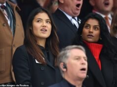 Emma Raducanu y Simone Ashley de Bridgerton lucen deliciosas mientras animan a los héroes del rugby de Inglaterra contra Nueva Zelanda en Twickenham.