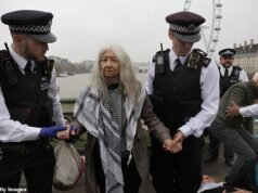 La policía arresta a cinco personas después de que una pancarta de Acción Palestina colgara del puente de Westminster mientras los partidarios de Gaza prometían una semana de acción masiva