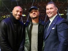 Thierry Henry y Curtis Jones se registran en primera fila para Chris Eubank Jr vs Conor Benn, mientras otras estrellas como Pierce Brosnan y Rosie Huntington-Whiteley toman sus asientos.