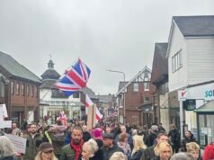Miles de personas protestan contra los planes de albergar a 600 solicitantes de asilo solitarios en un campamento militar en las afueras de su ciudad.