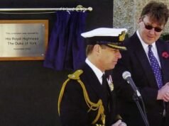 Retiran placas descubiertas por Andrew Mountbatten-Windsor en las Islas Malvinas