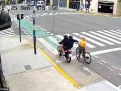 Nuevas imágenes muestran el momento en que el ladrón de teléfonos recibe karma instantáneo mientras los transeúntes corren en ayuda de un turista después de que el ladrón le arrebata su dispositivo y luego es atacado por los transeúntes.