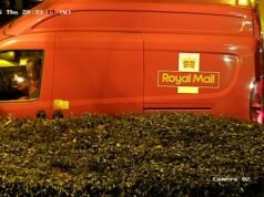 Momento en que el cartero sopla una ‘pipa de droga’ en su camioneta del Royal Mail antes de entregar el paquete