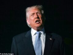 Trump explota contra periodista mientras defiende a Tucker Carlson, recuerda la cena de Nick Fuentes: ‘Kanye lo trajo’